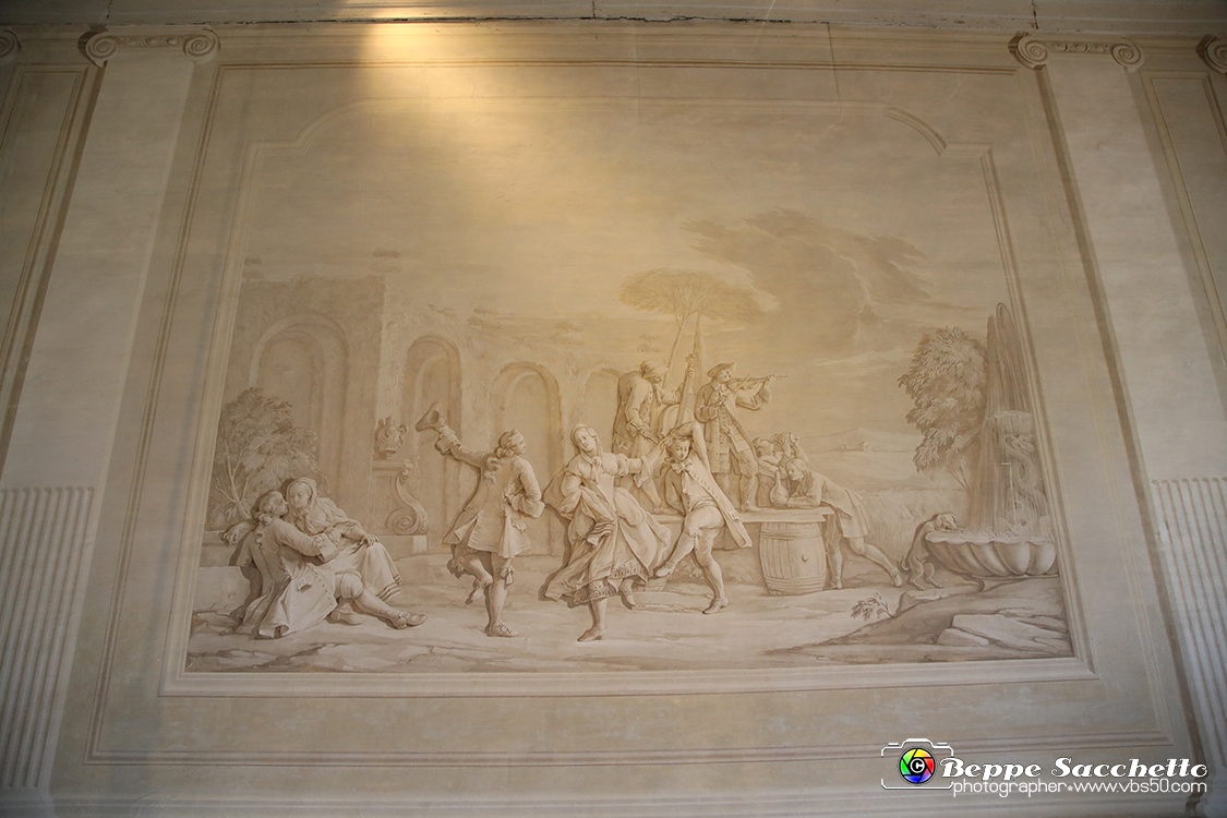 VBS_6628 - Villa Pisani - Stra (Venezia).jpg - SALA DELLA VILLEGGIATURA  Questo ambiente è affrescato da Francesco Simonini (1686 - post 1755) con grandi scene monocrome: i I Ballo campestre e l' Intrattenimento galante in giardino. I busti scultorei, forse di Giacomo Antonio Pasonelli (secc. XVII-XVIII) raffigurano, in senso orario, da sinistra: la Primavera, l'inverno, l'Estate e l'Autunno. 